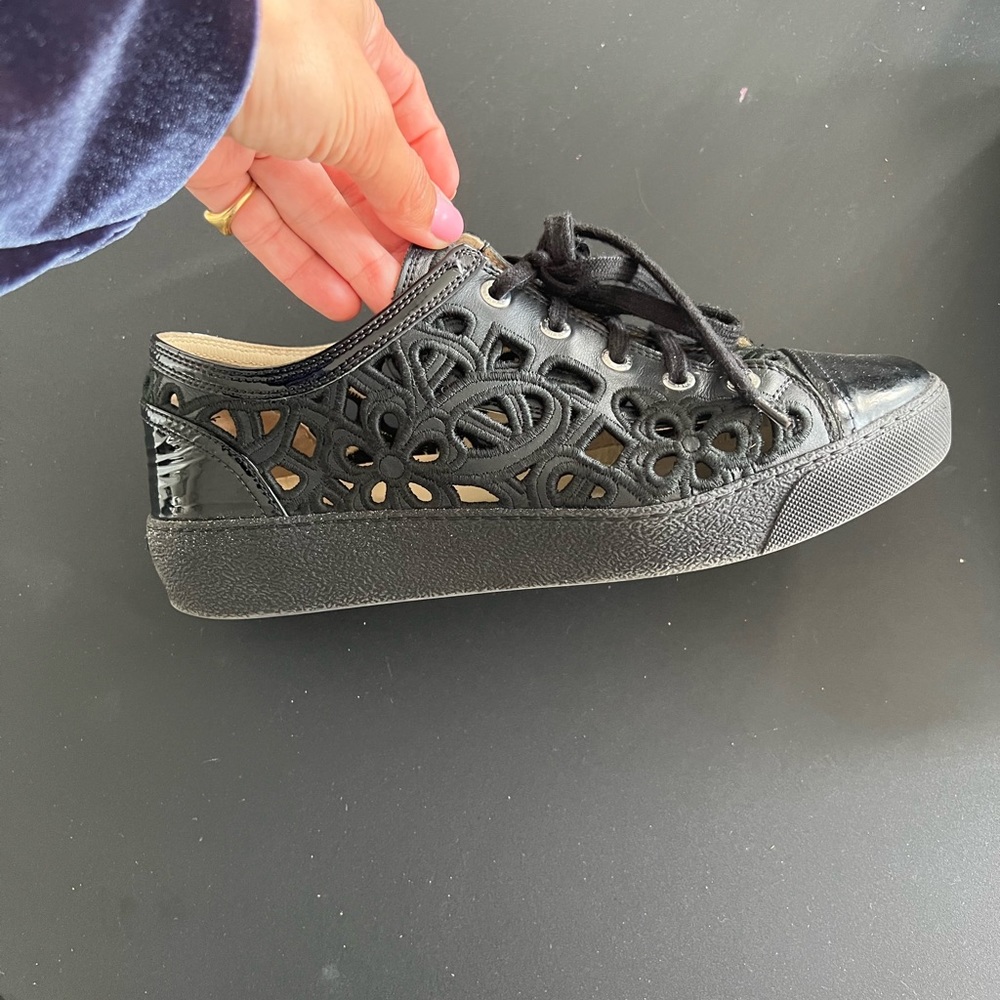 CHANEL black leather cut out sneakers. Size 40 - Picture 2 of 7